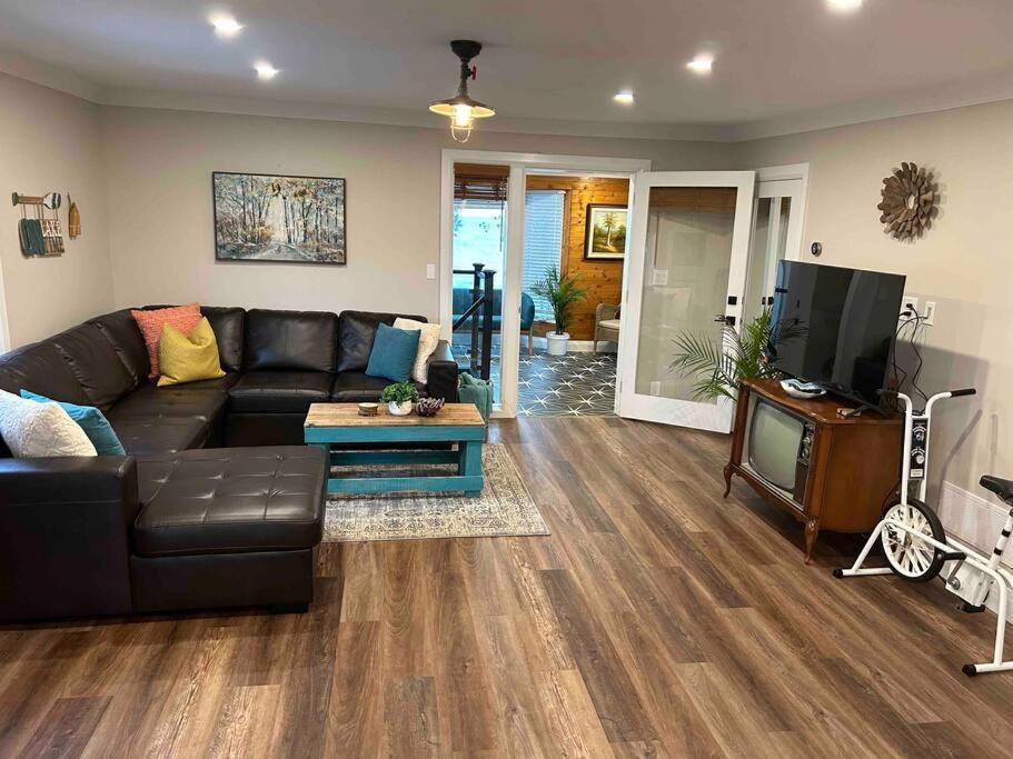 Holiday home Elite Upper Deck L Front With Hot Tub Cayuga